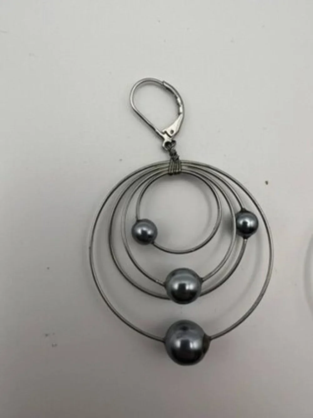Handmade Wire Wrap Orbit Hoop Earrings Silver Tone Gray Pearl Bead Accent - Picture 4 of 5